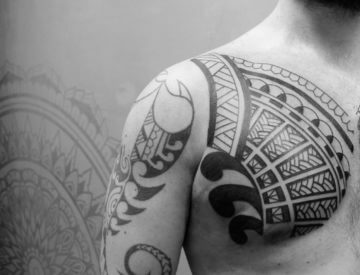 Ornamentik Brust, von Laura gestochen - Tattoo & Piercing Studio