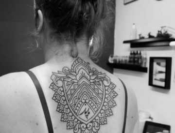 Ornamentik Rücken, von Laura gestochen - Blutkunst Tattoo
