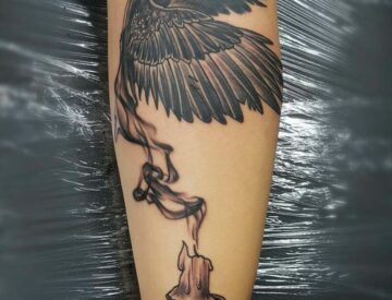 Blackandgray bng Raven candle Tattoo Blutkunst